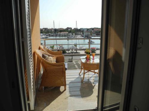 Apartments by the sea Jezera Murter - 12728 - image 4