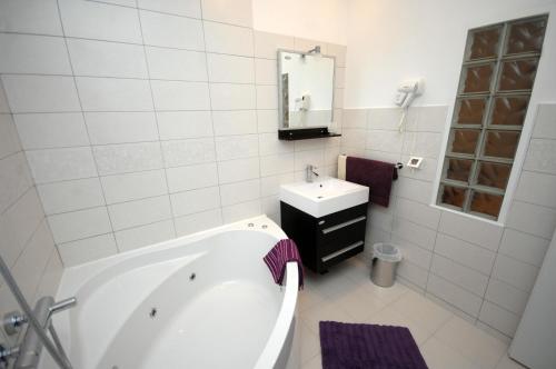 ห้องน้ำ, Family friendly house with a swimming pool Mlini, Dubrovnik - 12828 in ซาฟเรลเย