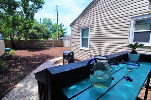 Beachy Bungalow for Family Fun! Walk to beach!