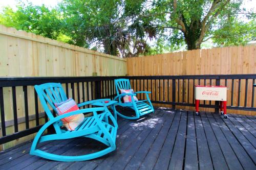 Beachy Bungalow for Family Fun! Walk to beach!