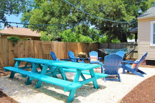 Beachy Bungalow for Family Fun! Walk to beach!