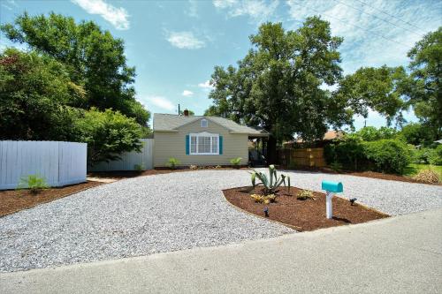 Beachy Bungalow for Family Fun! Walk to beach!