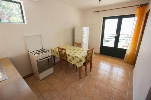Family friendly seaside apartments Cove Rapak Hvar - 12779 - image 2