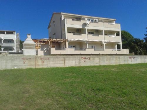  Apartments by the sea Caska, Pag - 13002, Pension in Novalja