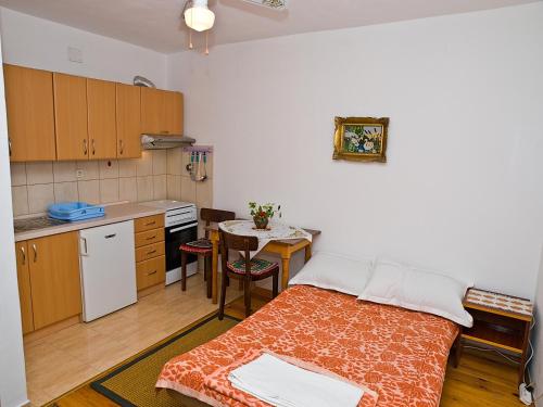 Apartments by the sea Brist, Makarska - 12991
