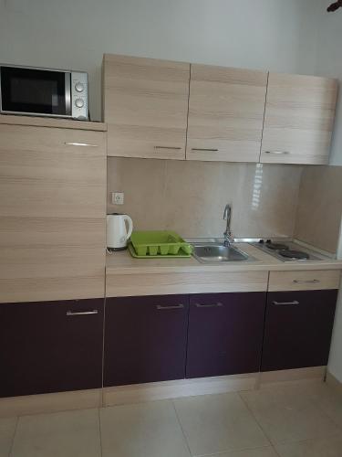 One-Bedroom Apartment with Balcony and Sea View image 4