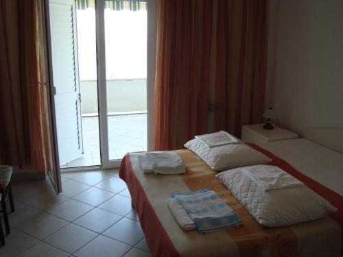 Apartments by the sea Brela Makarska - 13052 - image 5