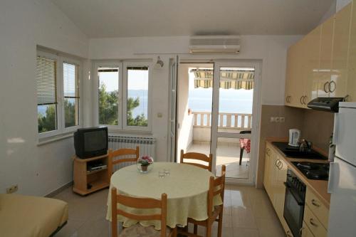 Apartments by the sea Brela Makarska - 13052 - image 2