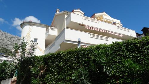  Apartments by the sea Nemira, Omis - 13055 in Omiš