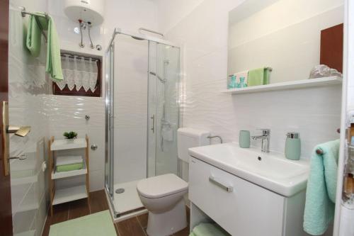 One-Bedroom Apartment with Balcony and Sea View image 7