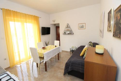 One-Bedroom Apartment with Balcony and Sea View image 5