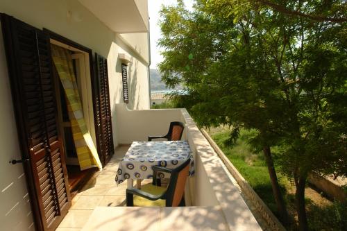 One-Bedroom Apartment with Balcony and Sea View image 2