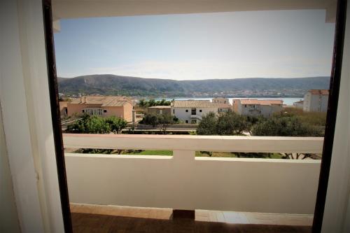 Two-Bedroom Apartment with Balcony and Sea View image 4