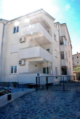 Apartments with a parking space Novi Vinodolski - 13098 - image 4