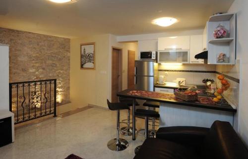 Apartments by the sea Split - 13105 - image 8