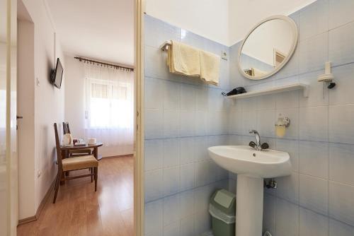Apartments and rooms with parking space Trogir - 13102 - image 13