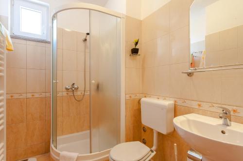 One-Bedroom Apartment with Balcony and Sea View image 4