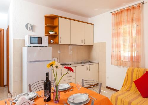 One-Bedroom Apartment with Balcony and Sea View image 5