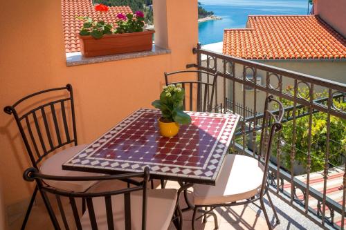 One-Bedroom Apartment with Balcony and Sea View image 7