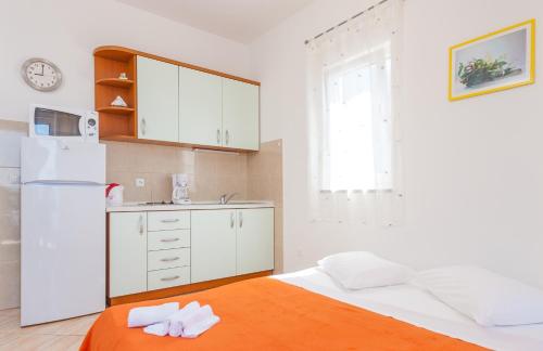 One-Bedroom Apartment with Balcony and Sea View image 5