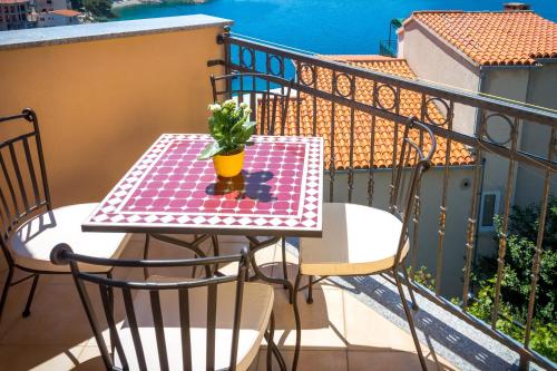 One-Bedroom Apartment with Balcony and Sea View image 2