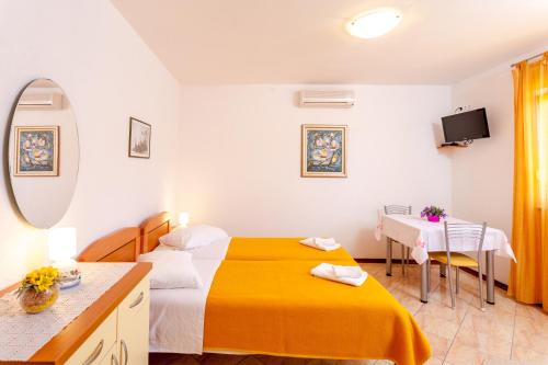 Zero-Bedroom Studio with Terrace room in Apartments and rooms by the sea Brela Makarska - 13118