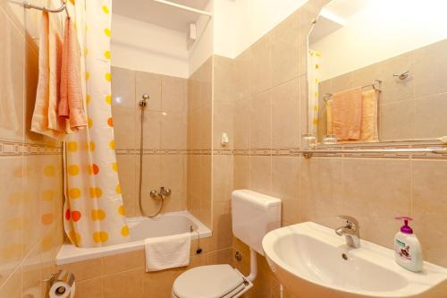 Zero-Bedroom Studio with Terrace image 3