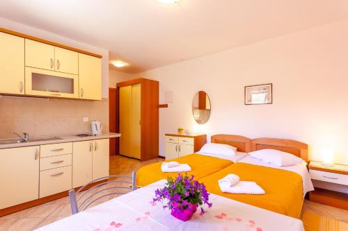 Zero-Bedroom Studio with Terrace image 2