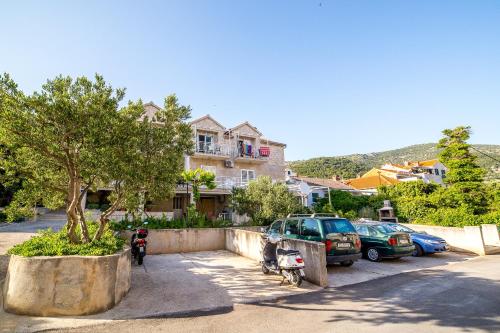 Apartments with parking space Bol Brac - 12980 - image 3