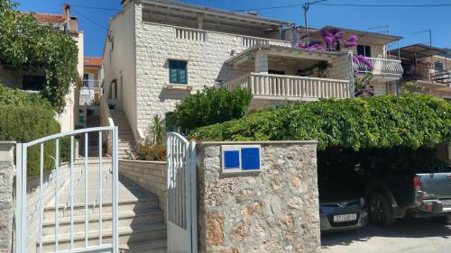 Apartments by the sea Bol Brac - 13121 - image 2