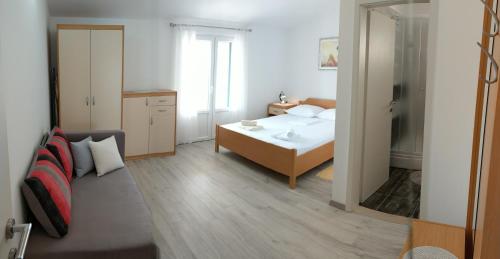 Three-Bedroom Apartment with Terrace and Sea View room in Apartments by the sea Bol Brac - 13121