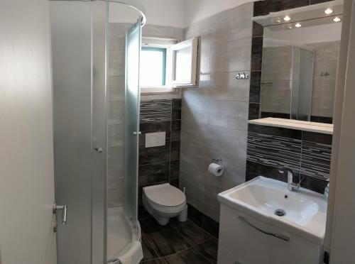 Three-Bedroom Apartment with Terrace and Sea View image 6