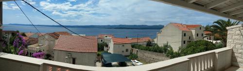 Three-Bedroom Apartment with Terrace and Sea View image 2