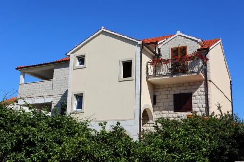 Apartments with parking space Supetar, Brac - 13165, Supetar