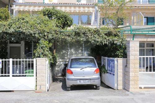 Apartments by the sea Makarska - 13222 - image 4