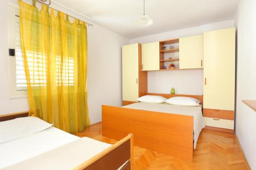 Apartments by the sea Makarska - 13222 - image 2