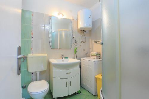 Apartments by the sea Makarska - 13222 - image 3