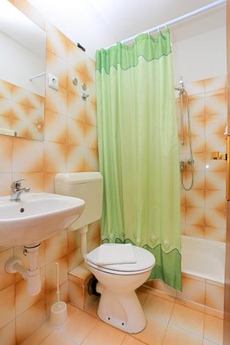 Apartments by the sea Makarska - 13222 - image 2