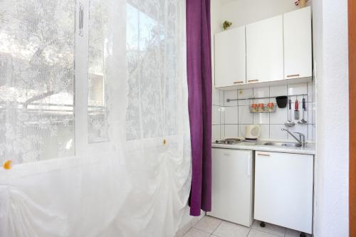 Apartments by the sea Makarska - 13222 - image 12