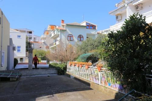 Apartments by the sea Makarska - 13222 - image 10