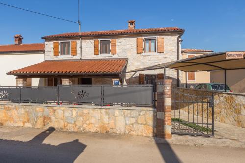  Apartments with a parking space Tar, Porec - 13245 in Tar