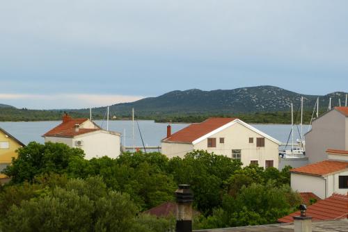 Apartments by the sea Pirovac Sibenik - 13275 - image 5