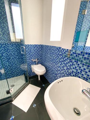 Queen Room image 6