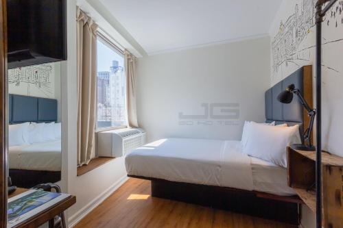 Queen Room image 7