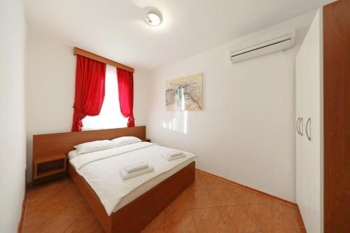 Apartments by the sea Pag - 13329 - image 6