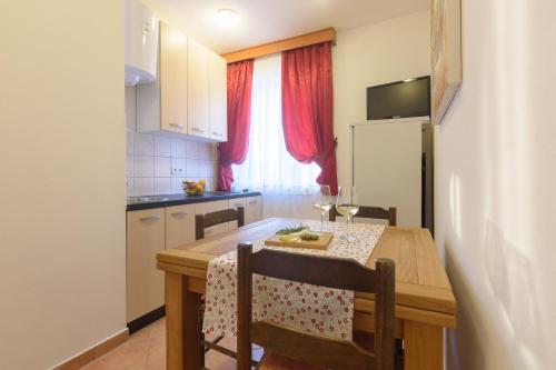 Apartments by the sea Pag - 13329 - image 8