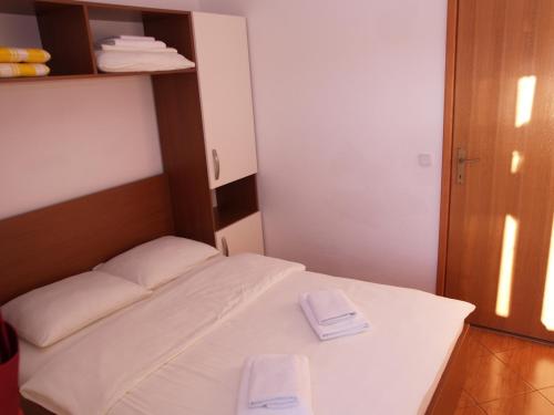Apartments by the sea Pag - 13329 - image 10