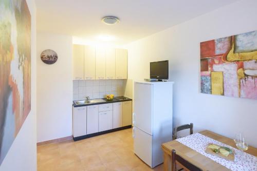 Apartments by the sea Pag - 13329 - image 11