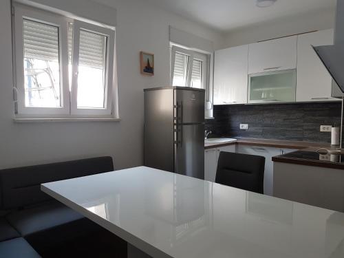 Apartments by the sea Kastel Kambelovac Kastela - 13349 - image 10