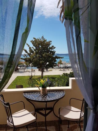 Apartments by the sea Kastel Kambelovac Kastela - 13349 - image 2